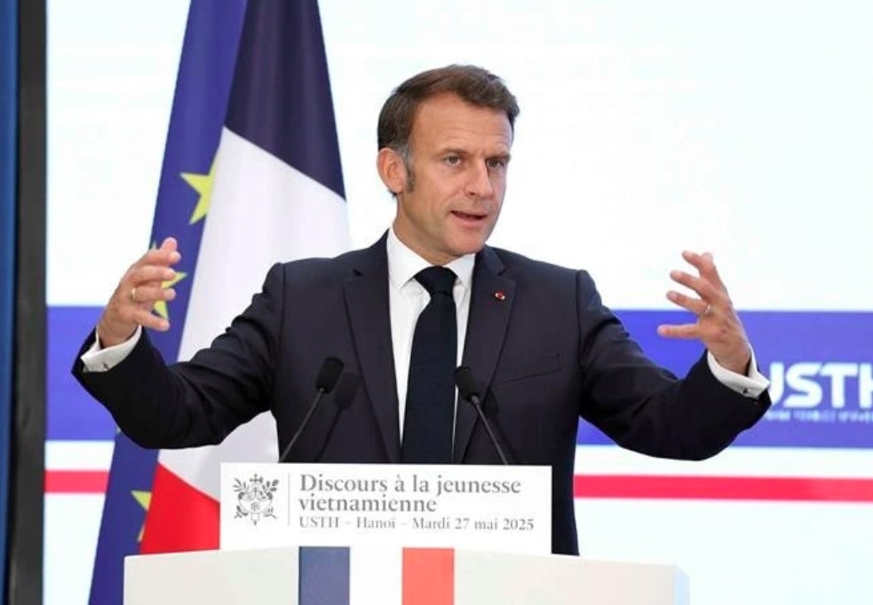 French President talks to Vietnamese students, young intellectuals in Hanoi